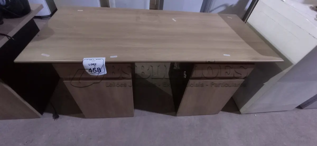 LOTE 458 - 02 ARMÁRIOS BAIXOS COM SUPORTE PRA CPU COM 01 PORTA E 01 GAVETA E 01 TAMPÃO DE MADEIRA DE 1,40X0,60M. (NO ESTADO) ATENÇÃO! FAZER A VISITAÇÃO ANTES DE ARREMATAR, NÃO SABEMOS SE FUNCIONA, LEILÃO NÃO TEM GARANTIA E NEM DEVOLUÇÃO, SUJEITO A POSSÍVEIS AVARIAS VISÍVEIS/OCULTAS E/OU AUSÊNCIA DE COMPONENTES.
