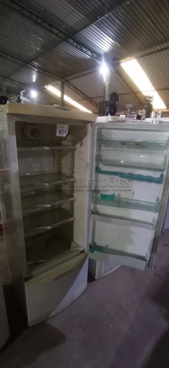 LOTE 424 - 01 GELADEIRA 360L 220V MARCA BRASTEMP. (NO ESTADO) ATENÇÃO! FAZER A VISITAÇÃO ANTES DE ARREMATAR, NÃO SABEMOS SE FUNCIONA, LEILÃO NÃO TEM GARANTIA E NEM DEVOLUÇÃO, SUJEITO A POSSÍVEIS AVARIAS VISÍVEIS/OCULTAS E/OU AUSÊNCIA DE COMPONENTES.