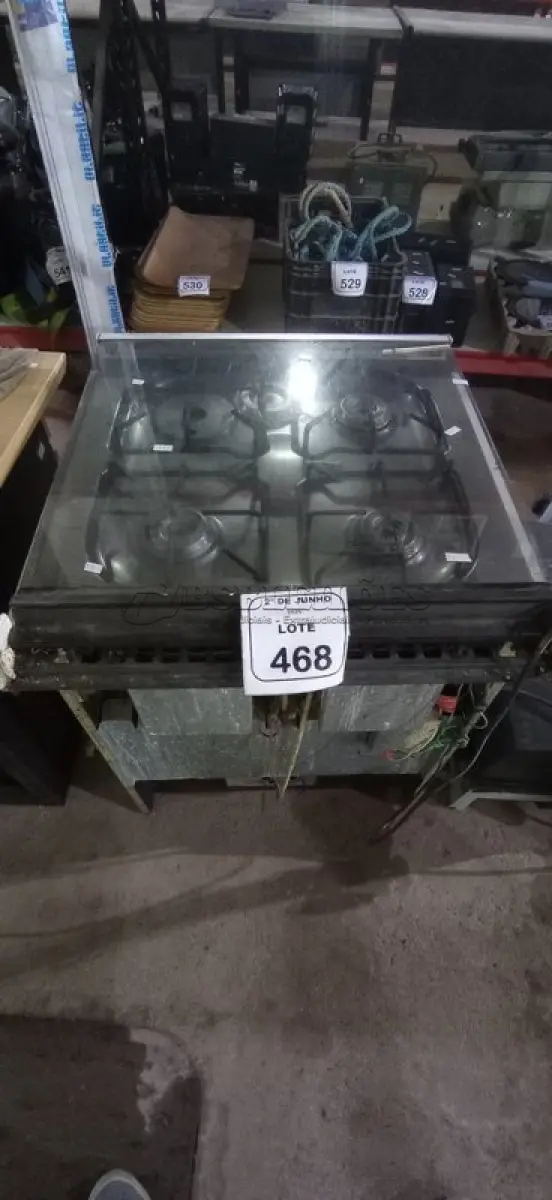 LOTE 468 - 01 FOGÃO 04 BOCAS COM FORNO. (NO ESTADO) ATENÇÃO! FAZER A VISITAÇÃO ANTES DE ARREMATAR, NÃO SABEMOS SE FUNCIONA, LEILÃO NÃO TEM GARANTIA E NEM DEVOLUÇÃO, SUJEITO A POSSÍVEIS AVARIAS VISÍVEIS/OCULTAS E/OU AUSÊNCIA DE COMPONENTES.