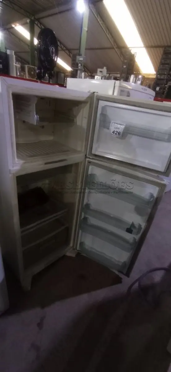 LOTE 426 - 01 GELADEIRA MODELO BRM44D 220V MARCA BRASTEMP. (NO ESTADO) ATENÇÃO! FAZER A VISITAÇÃO ANTES DE ARREMATAR, NÃO SABEMOS SE FUNCIONA, LEILÃO NÃO TEM GARANTIA E NEM DEVOLUÇÃO, SUJEITO A POSSÍVEIS AVARIAS VISÍVEIS/OCULTAS E/OU AUSÊNCIA DE COMPONENTES.