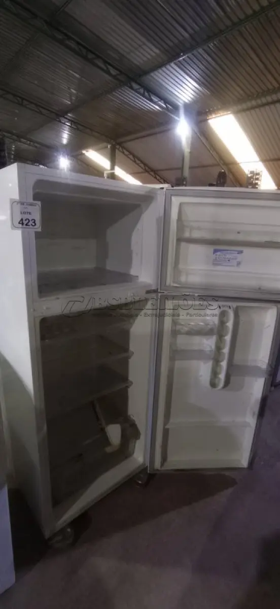 LOTE 423 - 01 GELADEIRA MODELO AIR FLOW SYSTEM DC 45 220V MARCA ELECTROLUX. (NO ESTADO) ATENÇÃO! FAZER A VISITAÇÃO ANTES DE ARREMATAR, NÃO SABEMOS SE FUNCIONA, LEILÃO NÃO TEM GARANTIA E NEM DEVOLUÇÃO, SUJEITO A POSSÍVEIS AVARIAS VISÍVEIS/OCULTAS E/OU AUSÊNCIA DE COMPONENTES.