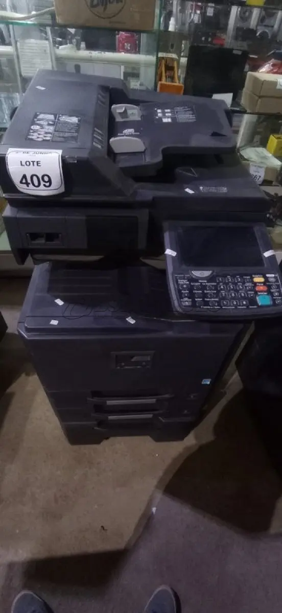 LOTE 409 - 01 COPIADORA TASKALFA 2551CI 110V MARCA KYOCERA. (NO ESTADO) ATENÇÃO! FAZER A VISITAÇÃO ANTES DE ARREMATAR, NÃO SABEMOS SE FUNCIONA, LEILÃO NÃO TEM GARANTIA E NEM DEVOLUÇÃO, SUJEITO A POSSÍVEIS AVARIAS VISÍVEIS/OCULTAS E/OU AUSÊNCIA DE COMPONENTES.