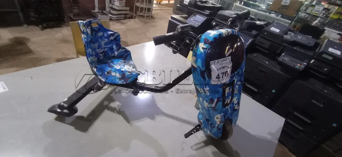 LOTE 476 - 01 TRICICLO INFANTIL ELÉTRICO SEM CARREGADOR. (NO ESTADO) ATENÇÃO! FAZER A VISITAÇÃO ANTES DE ARREMATAR, NÃO SABEMOS SE FUNCIONA, LEILÃO NÃO TEM GARANTIA E NEM DEVOLUÇÃO, SUJEITO A POSSÍVEIS AVARIAS VISÍVEIS/OCULTAS E/OU AUSÊNCIA DE COMPONENTES.