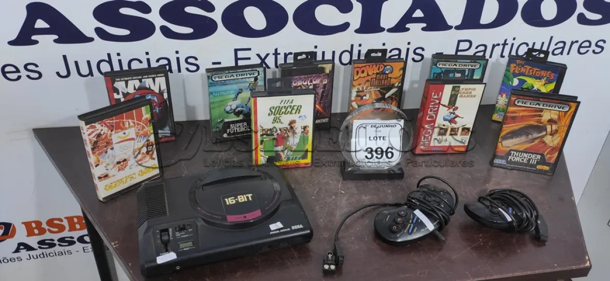 LOTE 396 - 01 MEGA DRIVE 02 CONTROLES COM CABOS E 10 JOGOS. (NO ESTADO) ATENÇÃO! FAZER A VISITAÇÃO ANTES DE ARREMATAR, NÃO SABEMOS SE FUNCIONA, LEILÃO NÃO TEM GARANTIA E NEM DEVOLUÇÃO, SUJEITO A POSSÍVEIS AVARIAS VISÍVEIS/OCULTAS E/OU AUSÊNCIA DE COMPONENTES.