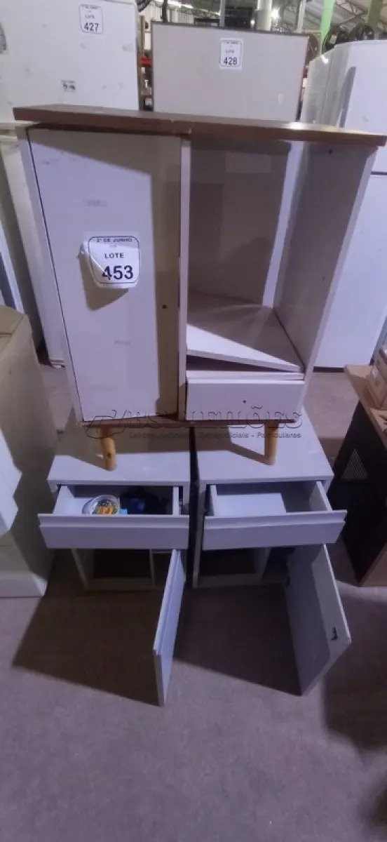 LOTE 453 - 02 ARMÁRIOS BAIXOS COM SUPORTE PARA CPU COM 01 GAVETA E 01 PORTA E 01 ARMÁRIO BAIXO EM MADEIRA. (NO ESTADO) ATENÇÃO! FAZER A VISITAÇÃO ANTES DE ARREMATAR, NÃO SABEMOS SE FUNCIONA, LEILÃO NÃO TEM GARANTIA E NEM DEVOLUÇÃO, SUJEITO A POSSÍVEIS AVARIAS VISÍVEIS/OCULTAS E/OU AUSÊNCIA DE COMPONENTES.