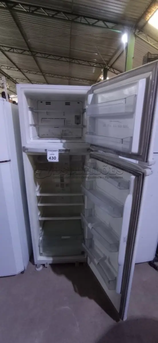 LOTE 430 - 01 GELADEIRA FORST FREE 370L MODELO BRM37A 220V MARCA BRASTEMP. (NO ESTADO) ATENÇÃO! FAZER A VISITAÇÃO ANTES DE ARREMATAR, NÃO SABEMOS SE FUNCIONA, LEILÃO NÃO TEM GARANTIA E NEM DEVOLUÇÃO, SUJEITO A POSSÍVEIS AVARIAS VISÍVEIS/OCULTAS E/OU AUSÊNCIA DE COMPONENTES.