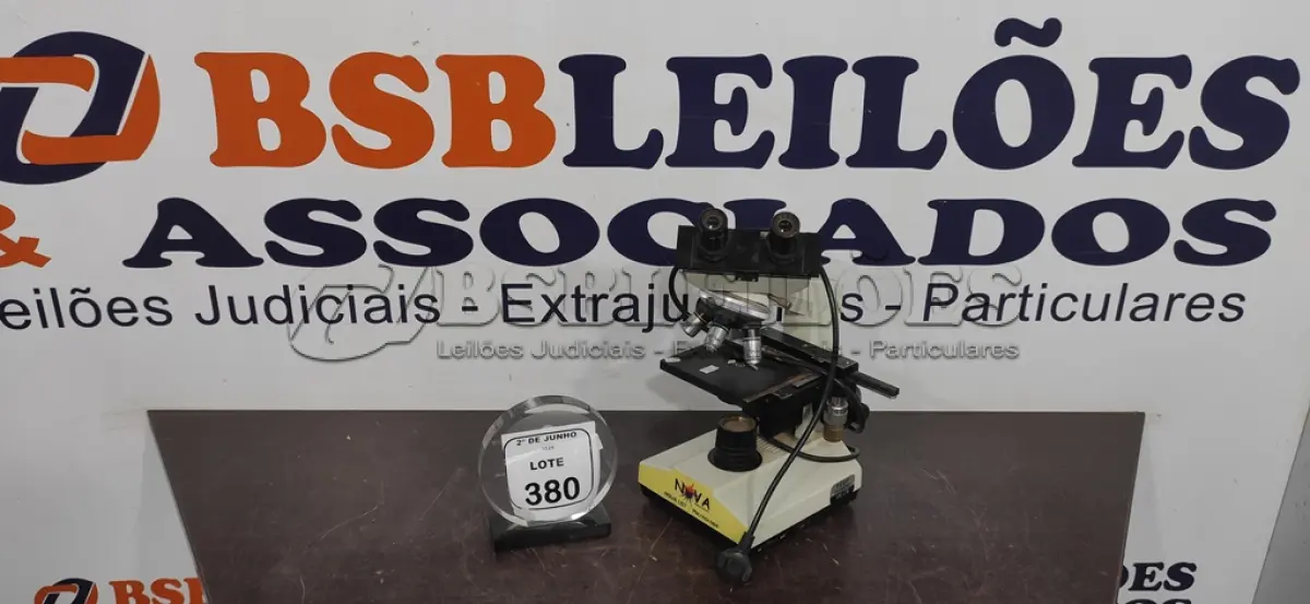 LOTE 380 - 01 MICROSCÓPIO. (NO ESTADO) ATENÇÃO! FAZER A VISITAÇÃO ANTES DE ARREMATAR, NÃO SABEMOS SE FUNCIONA, LEILÃO NÃO TEM GARANTIA E NEM DEVOLUÇÃO, SUJEITO A POSSÍVEIS AVARIAS VISÍVEIS/OCULTAS E/OU AUSÊNCIA DE COMPONENTES.