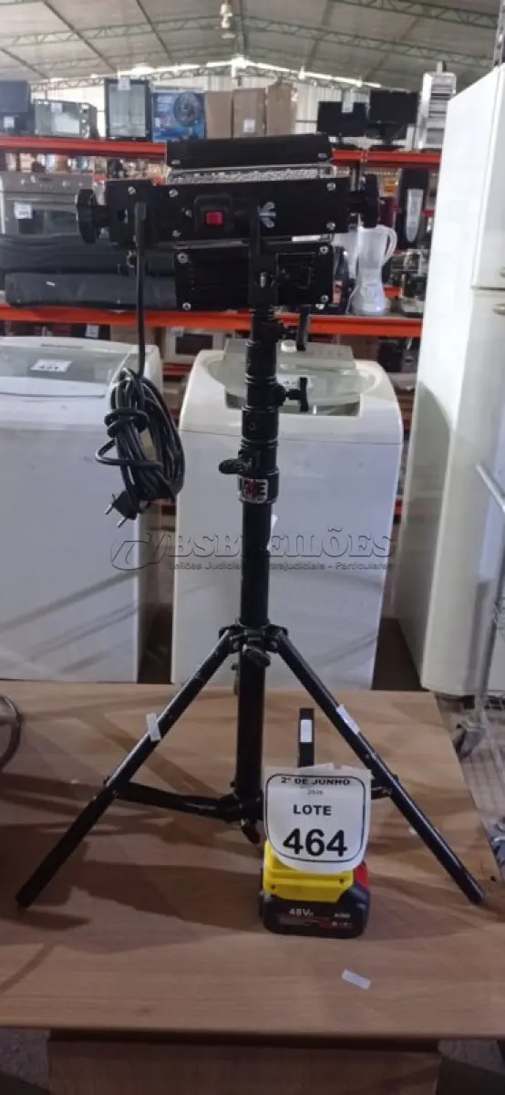 LOTE 464 - 01 REFLETOR PARA ESTÚDIOS E 01 LUMINÁRIA LED COM BATERIA DE 48V. (NO ESTADO) ATENÇÃO! FAZER A VISITAÇÃO ANTES DE ARREMATAR, NÃO SABEMOS SE FUNCIONA, LEILÃO NÃO TEM GARANTIA E NEM DEVOLUÇÃO, SUJEITO A POSSÍVEIS AVARIAS VISÍVEIS/OCULTAS E/OU AUSÊNCIA DE COMPONENTES.