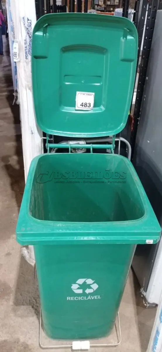 LOTE 483 - 01 LIXEIRA 240L COM RODAS NA COR VERDE. (NO ESTADO) ATENÇÃO! FAZER A VISITAÇÃO ANTES DE ARREMATAR, NÃO SABEMOS SE FUNCIONA, LEILÃO NÃO TEM GARANTIA E NEM DEVOLUÇÃO, SUJEITO A POSSÍVEIS AVARIAS VISÍVEIS/OCULTAS E/OU AUSÊNCIA DE COMPONENTES.