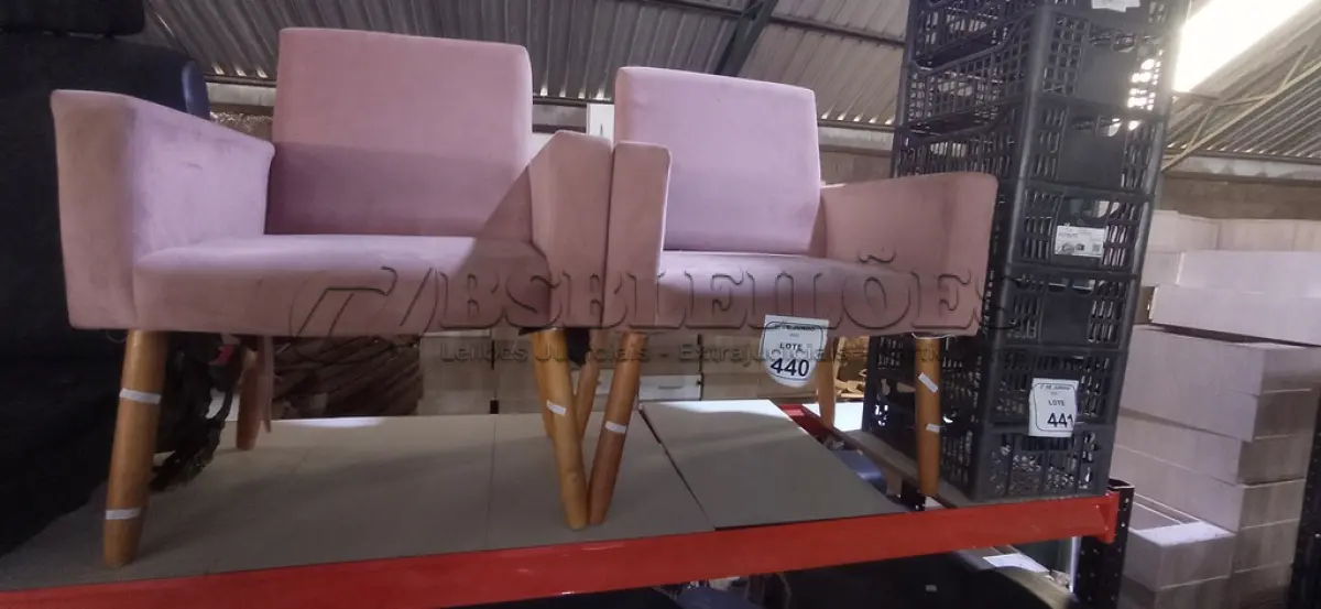 LOTE 440 - 02 POLTRONAS COM PÉS FIXOS NA COR ROSA CLARO. (NO ESTADO) ATENÇÃO! FAZER A VISITAÇÃO ANTES DE ARREMATAR, NÃO SABEMOS SE FUNCIONA, LEILÃO NÃO TEM GARANTIA E NEM DEVOLUÇÃO, SUJEITO A POSSÍVEIS AVARIAS VISÍVEIS/OCULTAS E/OU AUSÊNCIA DE COMPONENTES.