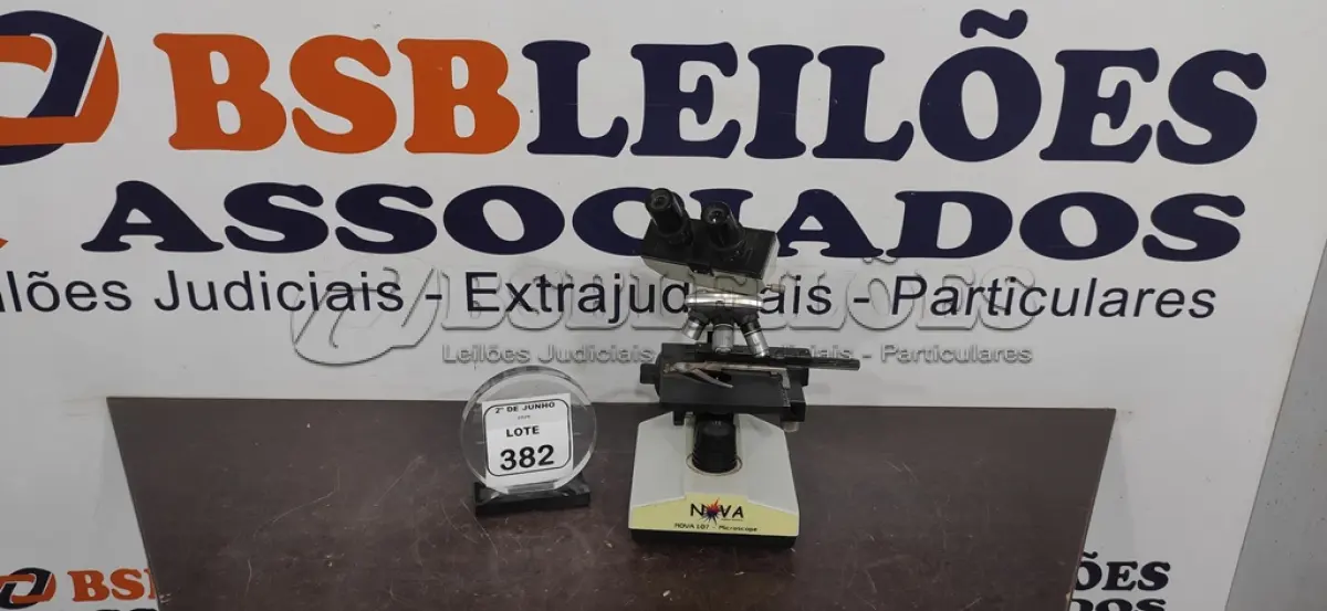 LOTE 382 - 01 MICROSCÓPIO. (NO ESTADO) ATENÇÃO! FAZER A VISITAÇÃO ANTES DE ARREMATAR, NÃO SABEMOS SE FUNCIONA, LEILÃO NÃO TEM GARANTIA E NEM DEVOLUÇÃO, SUJEITO A POSSÍVEIS AVARIAS VISÍVEIS/OCULTAS E/OU AUSÊNCIA DE COMPONENTES.