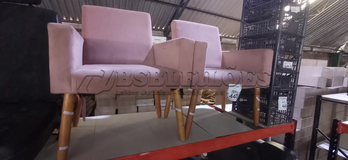LOTE 440 - 02 POLTRONAS COM PÉS FIXOS NA COR ROSA CLARO. (NO ESTADO) ATENÇÃO! FAZER A VISITAÇÃO ANTES DE ARREMATAR, NÃO SABEMOS SE FUNCIONA, LEILÃO NÃO TEM GARANTIA E NEM DEVOLUÇÃO, SUJEITO A POSSÍVEIS AVARIAS VISÍVEIS/OCULTAS E/OU AUSÊNCIA DE COMPONENTES.