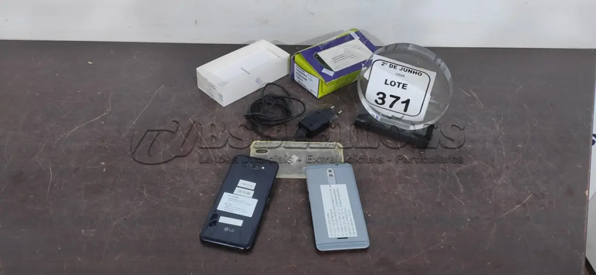 LOTE 371 - 01 CELULAR MARCA POSITIVO COM CARREGADOR E 01 CELULAR MARCA LG SEM CARREGADOR. (NO ESTADO) ATENÇÃO! FAZER A VISITAÇÃO ANTES DE ARREMATAR, NÃO SABEMOS SE FUNCIONA, LEILÃO NÃO TEM GARANTIA E NEM DEVOLUÇÃO, SUJEITO A POSSÍVEIS AVARIAS VISÍVEIS/OCULTAS E/OU AUSÊNCIA DE COMPONENTES.