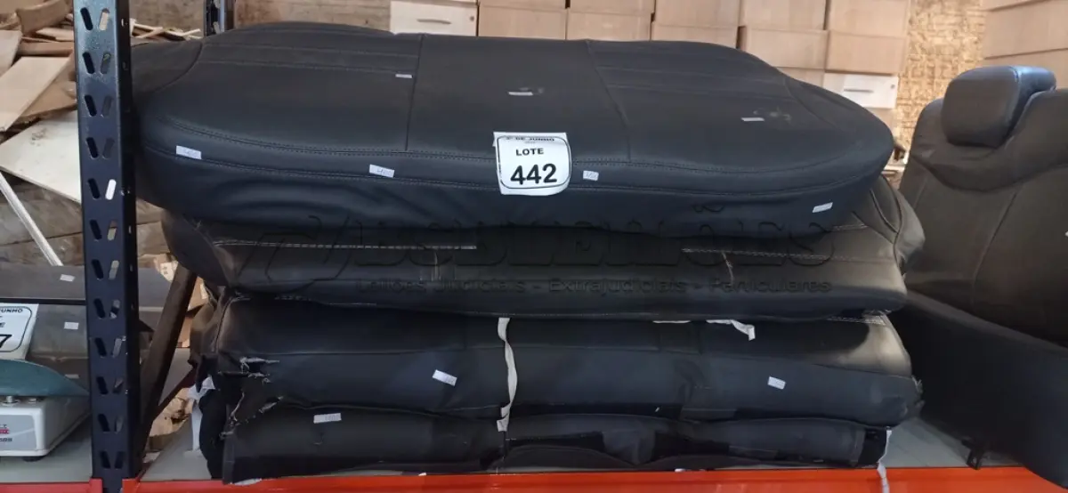 LOTE 442 - 02 ASSENTOS COM ENCOSTOS DE CARRO. (NO ESTADO) ATENÇÃO! FAZER A VISITAÇÃO ANTES DE ARREMATAR, NÃO SABEMOS SE FUNCIONA, LEILÃO NÃO TEM GARANTIA E NEM DEVOLUÇÃO, SUJEITO A POSSÍVEIS AVARIAS VISÍVEIS/OCULTAS E/OU AUSÊNCIA DE COMPONENTES.
