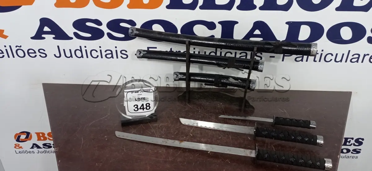 LOTE 348 - 03 ESPADAS KATANA ORNAMENTAL COM SUPORTE  ( PRODUTO NOVO). (NO ESTADO) ATENÇÃO! FAZER A VISITAÇÃO ANTES DE ARREMATAR, NÃO SABEMOS SE FUNCIONA, LEILÃO NÃO TEM GARANTIA E NEM DEVOLUÇÃO, SUJEITO A POSSÍVEIS AVARIAS VISÍVEIS/OCULTAS E/OU AUSÊNCIA DE COMPONENTES.