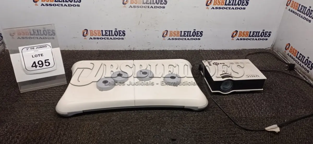 LOTE 495 - 01 PROJETOR MARCA UNIC E 01 WII FIT PLUS. (NO ESTADO) ATENÇÃO! FAZER A VISITAÇÃO ANTES DE ARREMATAR, NÃO SABEMOS SE FUNCIONA, LEILÃO NÃO TEM GARANTIA E NEM DEVOLUÇÃO, SUJEITO A POSSÍVEIS AVARIAS VISÍVEIS/OCULTAS E/OU AUSÊNCIA DE COMPONENTES.