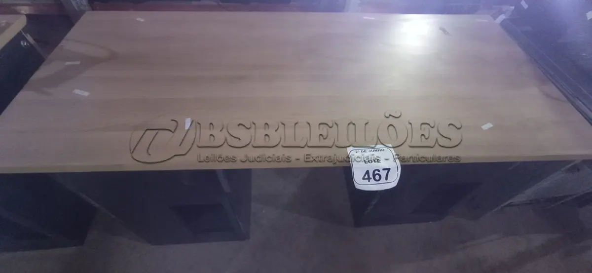 LOTE 467 - 02 ARMÁRIOS BAIXOS COM SUPORTE PRA CPU COM 01 PORTA E 01 GAVETA E 01 TAMPÃO DE MADEIRA DE 1,40X0,60M. (NO ESTADO) ATENÇÃO! FAZER A VISITAÇÃO ANTES DE ARREMATAR, NÃO SABEMOS SE FUNCIONA, LEILÃO NÃO TEM GARANTIA E NEM DEVOLUÇÃO, SUJEITO A POSSÍVEIS AVARIAS VISÍVEIS/OCULTAS E/OU AUSÊNCIA DE COMPONENTES.