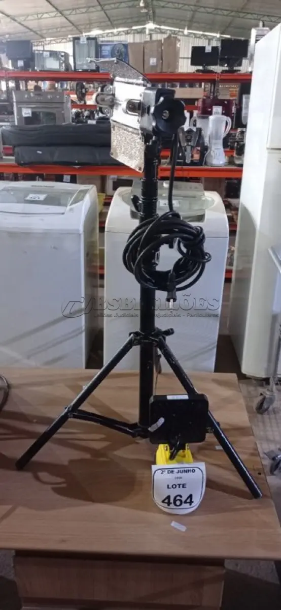 LOTE 464 - 01 REFLETOR PARA ESTÚDIOS E 01 LUMINÁRIA LED COM BATERIA DE 48V. (NO ESTADO) ATENÇÃO! FAZER A VISITAÇÃO ANTES DE ARREMATAR, NÃO SABEMOS SE FUNCIONA, LEILÃO NÃO TEM GARANTIA E NEM DEVOLUÇÃO, SUJEITO A POSSÍVEIS AVARIAS VISÍVEIS/OCULTAS E/OU AUSÊNCIA DE COMPONENTES.