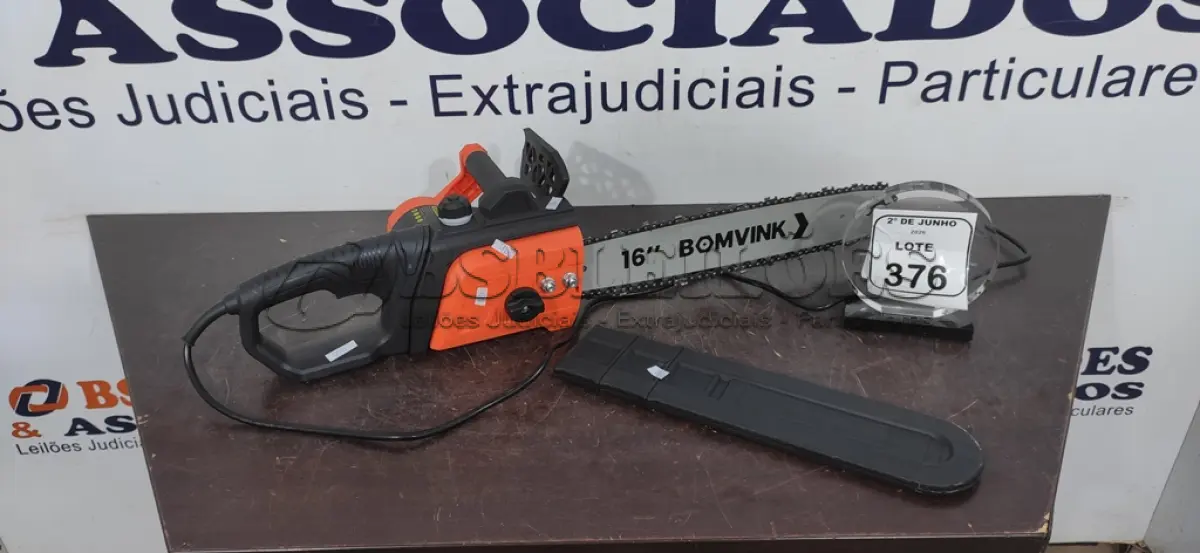 LOTE 376 - 01 MOTOSSERRA ELÉTRICA 220V MARCA BOMVINK. (NO ESTADO) ATENÇÃO! FAZER A VISITAÇÃO ANTES DE ARREMATAR, NÃO SABEMOS SE FUNCIONA, LEILÃO NÃO TEM GARANTIA E NEM DEVOLUÇÃO, SUJEITO A POSSÍVEIS AVARIAS VISÍVEIS/OCULTAS E/OU AUSÊNCIA DE COMPONENTES.
