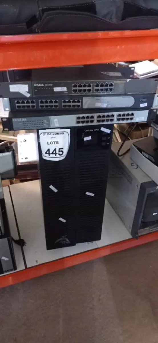 LOTE 445 - 05 SWITCHES E 01 NOBREAK VERTIV LIEBERT. (NO ESTADO) ATENÇÃO! FAZER A VISITAÇÃO ANTES DE ARREMATAR, NÃO SABEMOS SE FUNCIONA, LEILÃO NÃO TEM GARANTIA E NEM DEVOLUÇÃO, SUJEITO A POSSÍVEIS AVARIAS VISÍVEIS/OCULTAS E/OU AUSÊNCIA DE COMPONENTES.