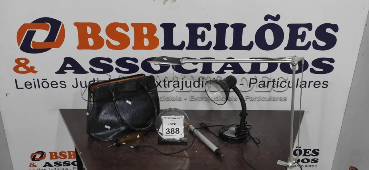 LOTE 388 - 01 BOLSA, 02 BOMBAS DE ENCHER BOLA E 02 LUMINÁRIAS DE MESA. (NO ESTADO) ATENÇÃO! FAZER A VISITAÇÃO ANTES DE ARREMATAR, NÃO SABEMOS SE FUNCIONA, LEILÃO NÃO TEM GARANTIA E NEM DEVOLUÇÃO, SUJEITO A POSSÍVEIS AVARIAS VISÍVEIS/OCULTAS E/OU AUSÊNCIA DE COMPONENTES.