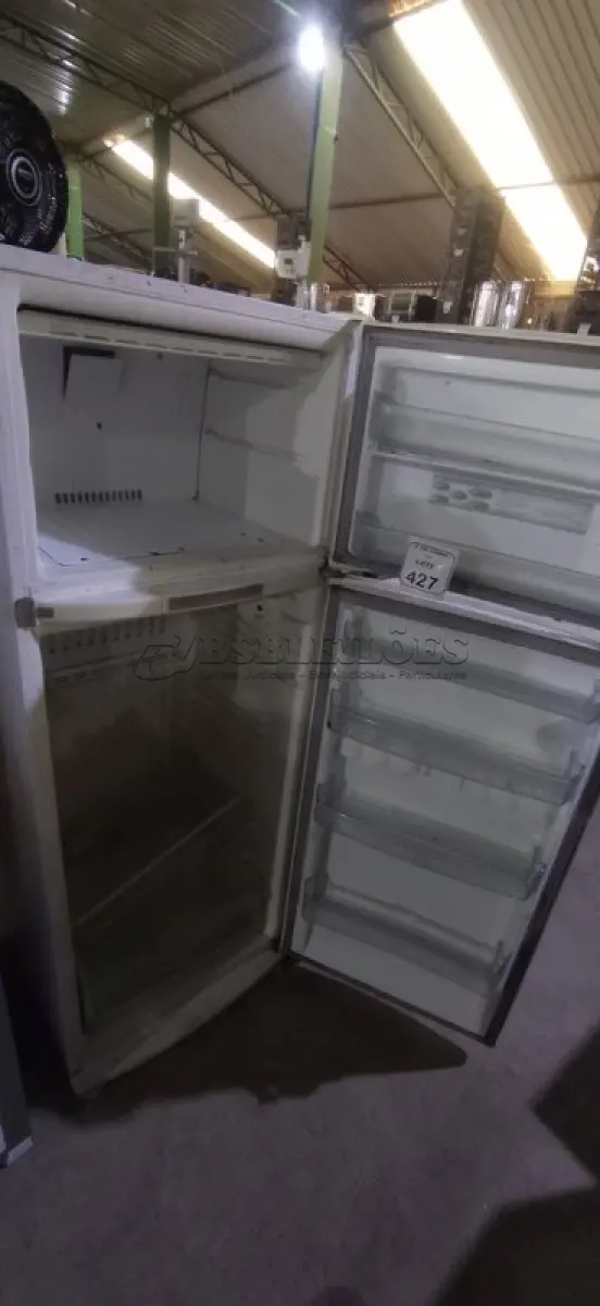 LOTE 427 - 01 GELADEIRA DUPLEX 470L MODELO BRD47A 220V MARCA BRASTEMP. (NO ESTADO) ATENÇÃO! FAZER A VISITAÇÃO ANTES DE ARREMATAR, NÃO SABEMOS SE FUNCIONA, LEILÃO NÃO TEM GARANTIA E NEM DEVOLUÇÃO, SUJEITO A POSSÍVEIS AVARIAS VISÍVEIS/OCULTAS E/OU AUSÊNCIA DE COMPONENTES.