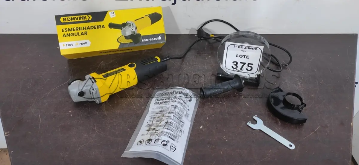LOTE 375 - 01 ESMERILHADEIRA ANGULAR 220V (NOVO). (NO ESTADO) ATENÇÃO! FAZER A VISITAÇÃO ANTES DE ARREMATAR, NÃO SABEMOS SE FUNCIONA, LEILÃO NÃO TEM GARANTIA E NEM DEVOLUÇÃO, SUJEITO A POSSÍVEIS AVARIAS VISÍVEIS/OCULTAS E/OU AUSÊNCIA DE COMPONENTES.