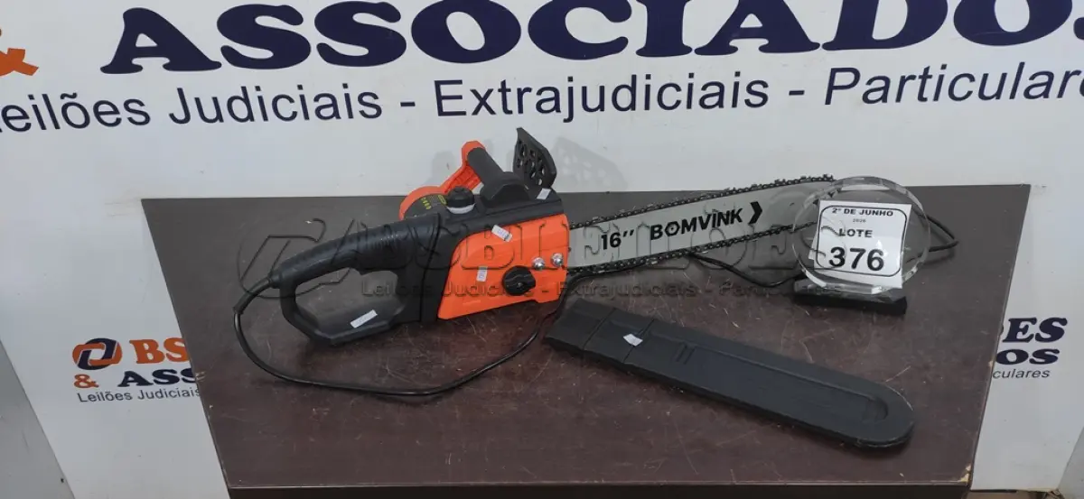 LOTE 376 - 01 MOTOSSERRA ELÉTRICA 220V MARCA BOMVINK. (NO ESTADO) ATENÇÃO! FAZER A VISITAÇÃO ANTES DE ARREMATAR, NÃO SABEMOS SE FUNCIONA, LEILÃO NÃO TEM GARANTIA E NEM DEVOLUÇÃO, SUJEITO A POSSÍVEIS AVARIAS VISÍVEIS/OCULTAS E/OU AUSÊNCIA DE COMPONENTES.