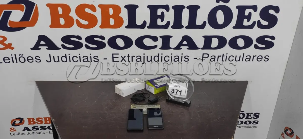LOTE 371 - 01 CELULAR MARCA POSITIVO COM CARREGADOR E 01 CELULAR MARCA LG SEM CARREGADOR. (NO ESTADO) ATENÇÃO! FAZER A VISITAÇÃO ANTES DE ARREMATAR, NÃO SABEMOS SE FUNCIONA, LEILÃO NÃO TEM GARANTIA E NEM DEVOLUÇÃO, SUJEITO A POSSÍVEIS AVARIAS VISÍVEIS/OCULTAS E/OU AUSÊNCIA DE COMPONENTES.
