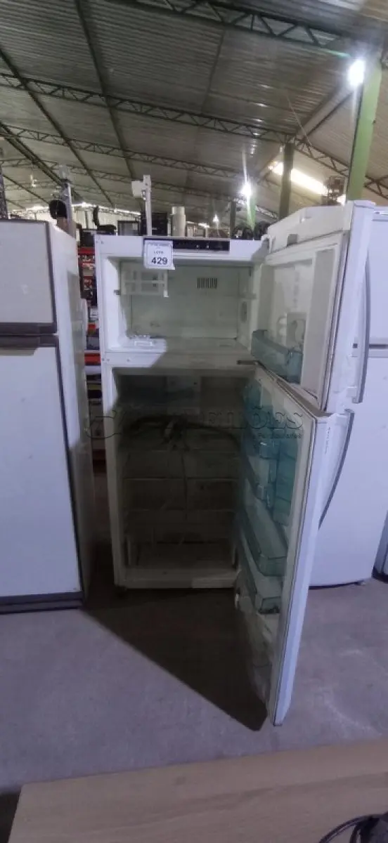 LOTE 429 - 01 GELADEIRA FROST FREE MODELO KDN 43 220V MARCA BOSCH. (NO ESTADO) ATENÇÃO! FAZER A VISITAÇÃO ANTES DE ARREMATAR, NÃO SABEMOS SE FUNCIONA, LEILÃO NÃO TEM GARANTIA E NEM DEVOLUÇÃO, SUJEITO A POSSÍVEIS AVARIAS VISÍVEIS/OCULTAS E/OU AUSÊNCIA DE COMPONENTES.