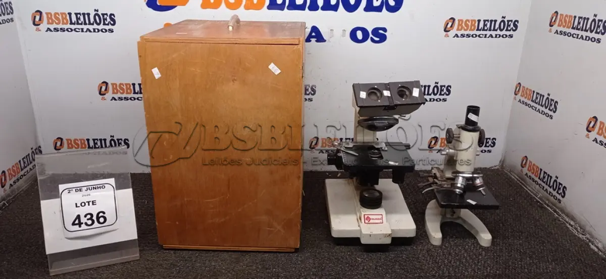 LOTE 436 - 02 MICROSCÓPIOS E 01 BAÚ DE MADEIRA PEQUENO. (NO ESTADO) ATENÇÃO! FAZER A VISITAÇÃO ANTES DE ARREMATAR, NÃO SABEMOS SE FUNCIONA, LEILÃO NÃO TEM GARANTIA E NEM DEVOLUÇÃO, SUJEITO A POSSÍVEIS AVARIAS VISÍVEIS/OCULTAS E/OU AUSÊNCIA DE COMPONENTES.