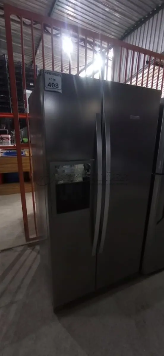 LOTE 403 - 01 GELADEIRA SIDE BI SIDE 504 LITROS 220V MARCA ELECTROLUX. (NO ESTADO) ATENÇÃO! FAZER A VISITAÇÃO ANTES DE ARREMATAR, NÃO SABEMOS SE FUNCIONA, LEILÃO NÃO TEM GARANTIA E NEM DEVOLUÇÃO, SUJEITO A POSSÍVEIS AVARIAS VISÍVEIS/OCULTAS E/OU AUSÊNCIA DE COMPONENTES.