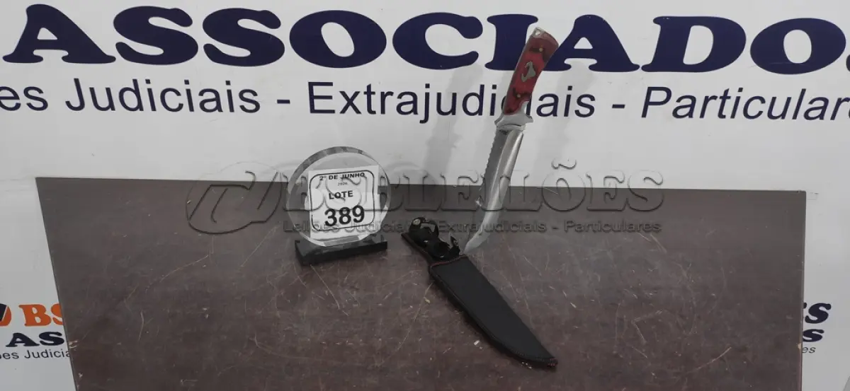 LOTE 389 - 01 FACA EM AÇO INOX 36CM CABO DE MADEIRA E BAINHA EM NYLON (NOVO). (NO ESTADO) ATENÇÃO! FAZER A VISITAÇÃO ANTES DE ARREMATAR, NÃO SABEMOS SE FUNCIONA, LEILÃO NÃO TEM GARANTIA E NEM DEVOLUÇÃO, SUJEITO A POSSÍVEIS AVARIAS VISÍVEIS/OCULTAS E/OU AUSÊNCIA DE COMPONENTES.
