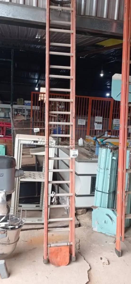 LOTE 405 - 01 ESCADA PROFISSIONAL DE 6M. (NO ESTADO) ATENÇÃO! FAZER A VISITAÇÃO ANTES DE ARREMATAR, NÃO SABEMOS SE FUNCIONA, LEILÃO NÃO TEM GARANTIA E NEM DEVOLUÇÃO, SUJEITO A POSSÍVEIS AVARIAS VISÍVEIS/OCULTAS E/OU AUSÊNCIA DE COMPONENTES.