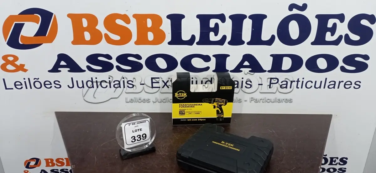 LOTE 339 - 01 PARAFUSADEIRA COM 02 BATERIAS 12V COM MALETA E ACESSÓRIOS (NOVO). (NO ESTADO) ATENÇÃO! FAZER A VISITAÇÃO ANTES DE ARREMATAR, NÃO SABEMOS SE FUNCIONA, LEILÃO NÃO TEM GARANTIA E NEM DEVOLUÇÃO, SUJEITO A POSSÍVEIS AVARIAS VISÍVEIS/OCULTAS E/OU AUSÊNCIA DE COMPONENTES.