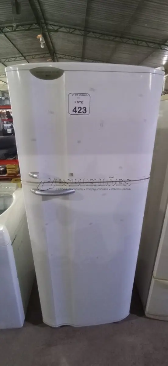 LOTE 423 - 01 GELADEIRA MODELO AIR FLOW SYSTEM DC 45 220V MARCA ELECTROLUX. (NO ESTADO) ATENÇÃO! FAZER A VISITAÇÃO ANTES DE ARREMATAR, NÃO SABEMOS SE FUNCIONA, LEILÃO NÃO TEM GARANTIA E NEM DEVOLUÇÃO, SUJEITO A POSSÍVEIS AVARIAS VISÍVEIS/OCULTAS E/OU AUSÊNCIA DE COMPONENTES.