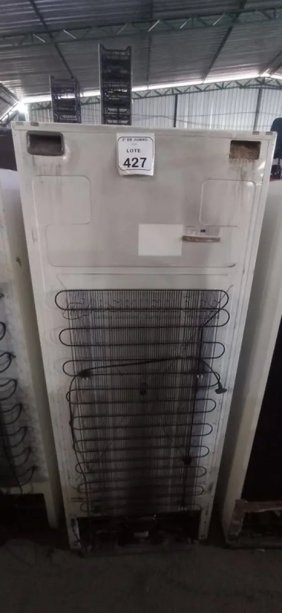 LOTE 427 - 01 GELADEIRA DUPLEX 470L MODELO BRD47A 220V MARCA BRASTEMP. (NO ESTADO) ATENÇÃO! FAZER A VISITAÇÃO ANTES DE ARREMATAR, NÃO SABEMOS SE FUNCIONA, LEILÃO NÃO TEM GARANTIA E NEM DEVOLUÇÃO, SUJEITO A POSSÍVEIS AVARIAS VISÍVEIS/OCULTAS E/OU AUSÊNCIA DE COMPONENTES.