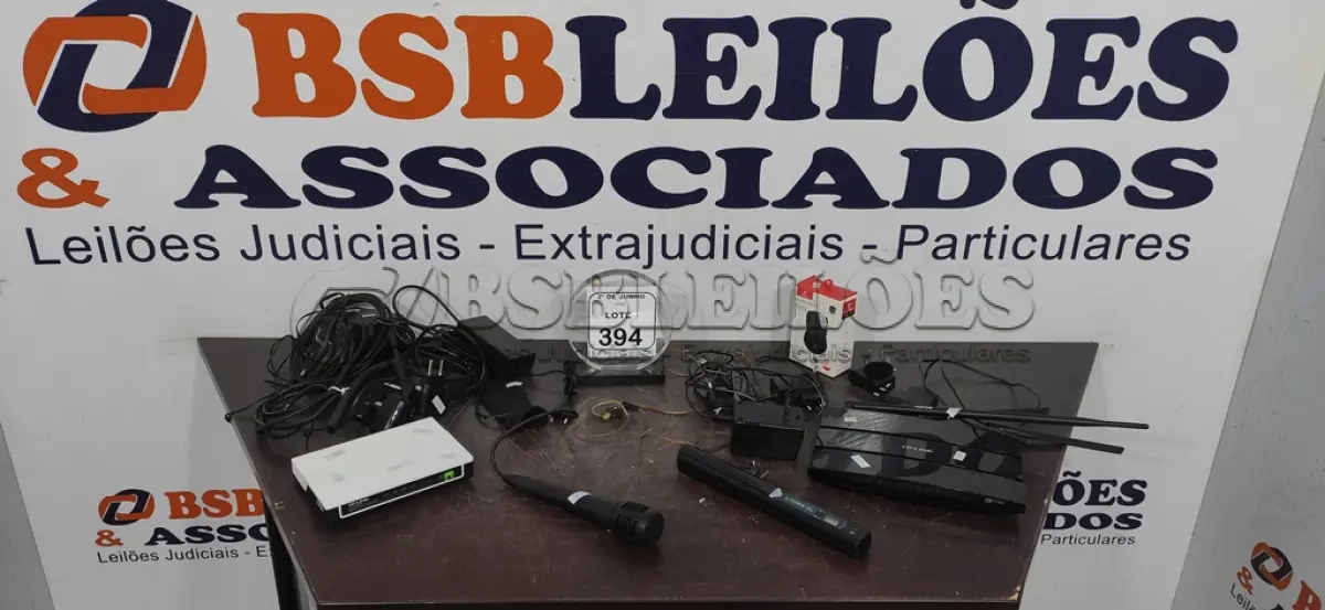 LOTE 394 - 02 ROTEADORES, 01 MOUSE SEM FIO, 01 SCANNER PORTÁTIL, 01MICROFONE MARCA INOVOX COM CABO E VÁRIOS CARREGADORES E FONTES DIVERSOS. (NO ESTADO) ATENÇÃO! FAZER A VISITAÇÃO ANTES DE ARREMATAR, NÃO SABEMOS SE FUNCIONA, LEILÃO NÃO TEM GARANTIA E NEM DEVOLUÇÃO, SUJEITO A POSSÍVEIS AVARIAS VISÍVEIS/OCULTAS E/OU AUSÊNCIA DE COMPONENTES.