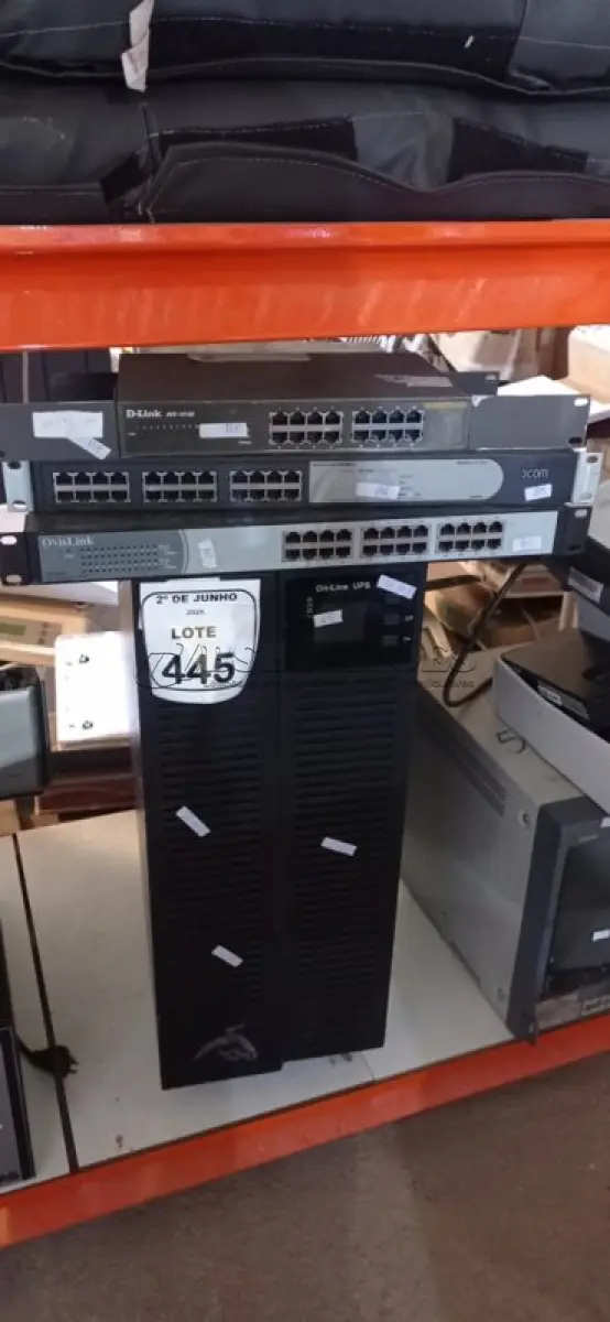 LOTE 445 - 05 SWITCHES E 01 NOBREAK VERTIV LIEBERT. (NO ESTADO) ATENÇÃO! FAZER A VISITAÇÃO ANTES DE ARREMATAR, NÃO SABEMOS SE FUNCIONA, LEILÃO NÃO TEM GARANTIA E NEM DEVOLUÇÃO, SUJEITO A POSSÍVEIS AVARIAS VISÍVEIS/OCULTAS E/OU AUSÊNCIA DE COMPONENTES.
