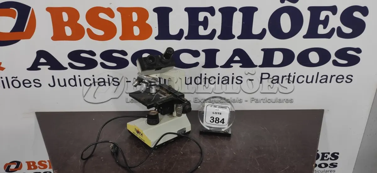 LOTE 384 - 01 MICROSCÓPIO. (NO ESTADO) ATENÇÃO! FAZER A VISITAÇÃO ANTES DE ARREMATAR, NÃO SABEMOS SE FUNCIONA, LEILÃO NÃO TEM GARANTIA E NEM DEVOLUÇÃO, SUJEITO A POSSÍVEIS AVARIAS VISÍVEIS/OCULTAS E/OU AUSÊNCIA DE COMPONENTES.