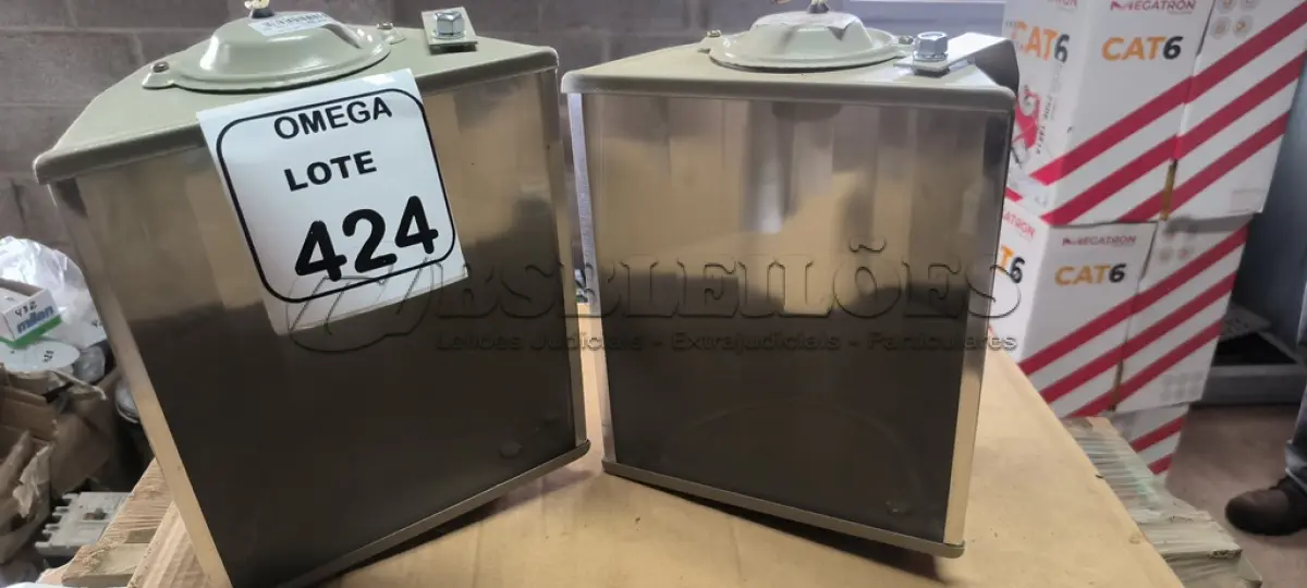 LOTE 424 - 02 PROJETORES/REFLETORES PARA LONGO ALCANCE - ÁREAS EXTERNAS. (NO ESTADO EM QUE SE ENCONTRA. SUJEITO A AVARIAS OCULTAS/VISÍVEIS.)
