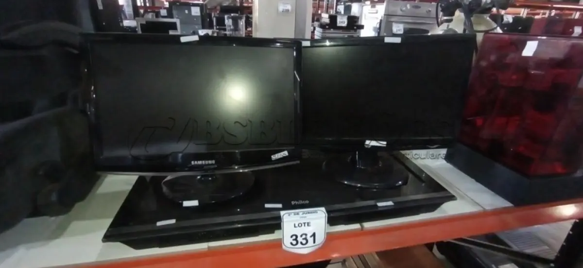 LOTE 331 - 01 TV 32’’ MARCA PHILCO E 04 MONITORES DE MARCAS E MODELOS DIVERSOS. (NO ESTADO) ATENÇÃO! FAZER A VISITAÇÃO ANTES DE ARREMATAR, NÃO SABEMOS SE FUNCIONA, LEILÃO NÃO TEM GARANTIA E NEM DEVOLUÇÃO, SUJEITO A POSSÍVEIS AVARIAS VISÍVEIS/OCULTAS E/OU AUSÊNCIA DE COMPONENTES.