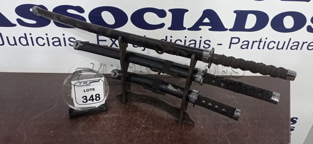 LOTE 348 - 03 ESPADAS KATANA ORNAMENTAL COM SUPORTE  ( PRODUTO NOVO). (NO ESTADO) ATENÇÃO! FAZER A VISITAÇÃO ANTES DE ARREMATAR, NÃO SABEMOS SE FUNCIONA, LEILÃO NÃO TEM GARANTIA E NEM DEVOLUÇÃO, SUJEITO A POSSÍVEIS AVARIAS VISÍVEIS/OCULTAS E/OU AUSÊNCIA DE COMPONENTES.