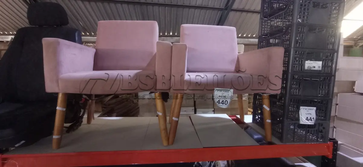 LOTE 440 - 02 POLTRONAS COM PÉS FIXOS NA COR ROSA CLARO. (NO ESTADO) ATENÇÃO! FAZER A VISITAÇÃO ANTES DE ARREMATAR, NÃO SABEMOS SE FUNCIONA, LEILÃO NÃO TEM GARANTIA E NEM DEVOLUÇÃO, SUJEITO A POSSÍVEIS AVARIAS VISÍVEIS/OCULTAS E/OU AUSÊNCIA DE COMPONENTES.
