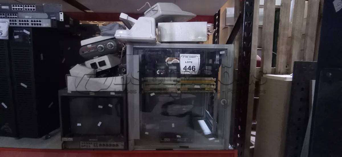 LOTE 446 - 01 MONITOR MODELO TRITON OEV143 MARCA OLYMPUS, 01 AGITADOR MAGNÉTICO, 05 CONVERSORES DE VÍDEO LUNA BNC PARA VGA+HDMI, 02 MODULADORES DE ÁUDIO, 01 ESTABILIZADOR, 01 CALCULADORA COMERCIAL, 01 SELADORA HOSPITALAR, 01 PAINEL DE CONTROLE DE GÁS INDUSTRIAL, 01 IMPRESSORA DE ETIQUETAS E 01 RACK INDUSTRIAL DE PROTEÇÃO. (NO ESTADO) ATENÇÃO! FAZER A VISITAÇÃO ANTES DE ARREMATAR, NÃO SABEMOS SE FUNCIONA, LEILÃO NÃO TEM GARANTIA E NEM DEVOLUÇÃO, SUJEITO A POSSÍVEIS AVARIAS VISÍVEIS/OCULTAS E/OU AUSÊNCIA DE COMPONENTES.