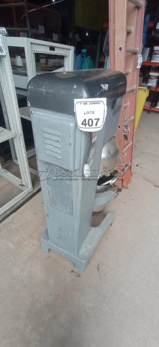 LOTE 407 - 01 BATEDEIRA INDUSTRIAL MODELO D340 220V MARCA HOBART. (NO ESTADO) ATENÇÃO! FAZER A VISITAÇÃO ANTES DE ARREMATAR, NÃO SABEMOS SE FUNCIONA, LEILÃO NÃO TEM GARANTIA E NEM DEVOLUÇÃO, SUJEITO A POSSÍVEIS AVARIAS VISÍVEIS/OCULTAS E/OU AUSÊNCIA DE COMPONENTES.