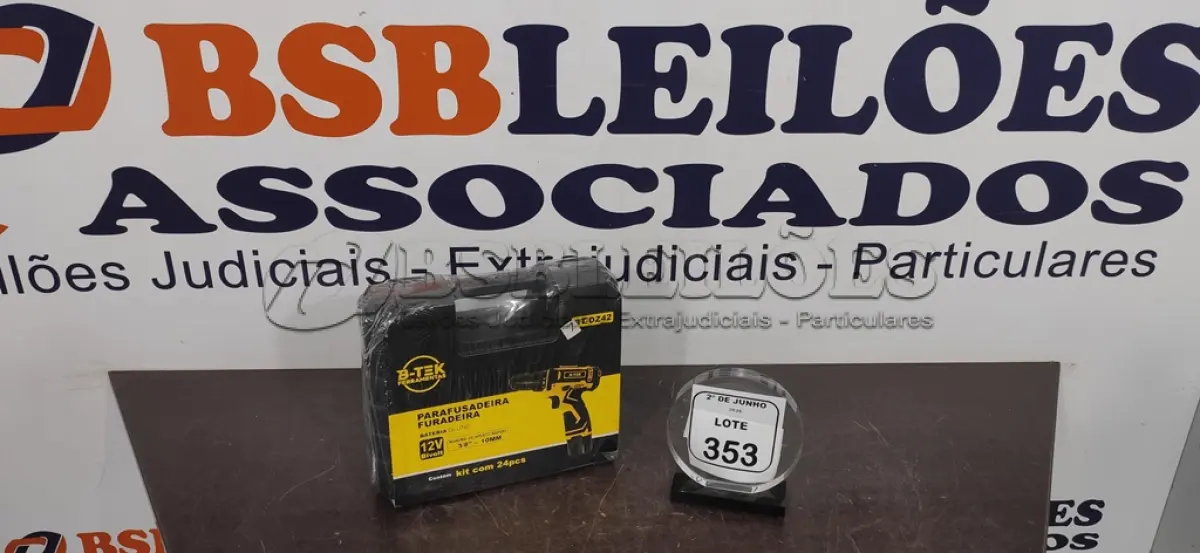 LOTE 353 - 01 PARAFUSADEIRA COM 02 BATERIAS 12V COM MALETA E ACESSÓRIOS (NOVO). (NO ESTADO) ATENÇÃO! FAZER A VISITAÇÃO ANTES DE ARREMATAR, NÃO SABEMOS SE FUNCIONA, LEILÃO NÃO TEM GARANTIA E NEM DEVOLUÇÃO, SUJEITO A POSSÍVEIS AVARIAS VISÍVEIS/OCULTAS E/OU AUSÊNCIA DE COMPONENTES.