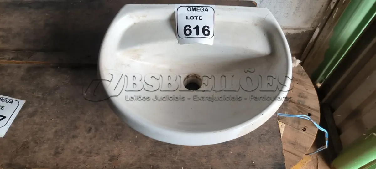 LOTE 616 - 01 LAVATÓRIO EM LOUÇA BRANCA DE PAREDE. (NO ESTADO EM QUE SE ENCONTRA. SUJEITO A AVARIAS OCULTAS/VISÍVEIS.)