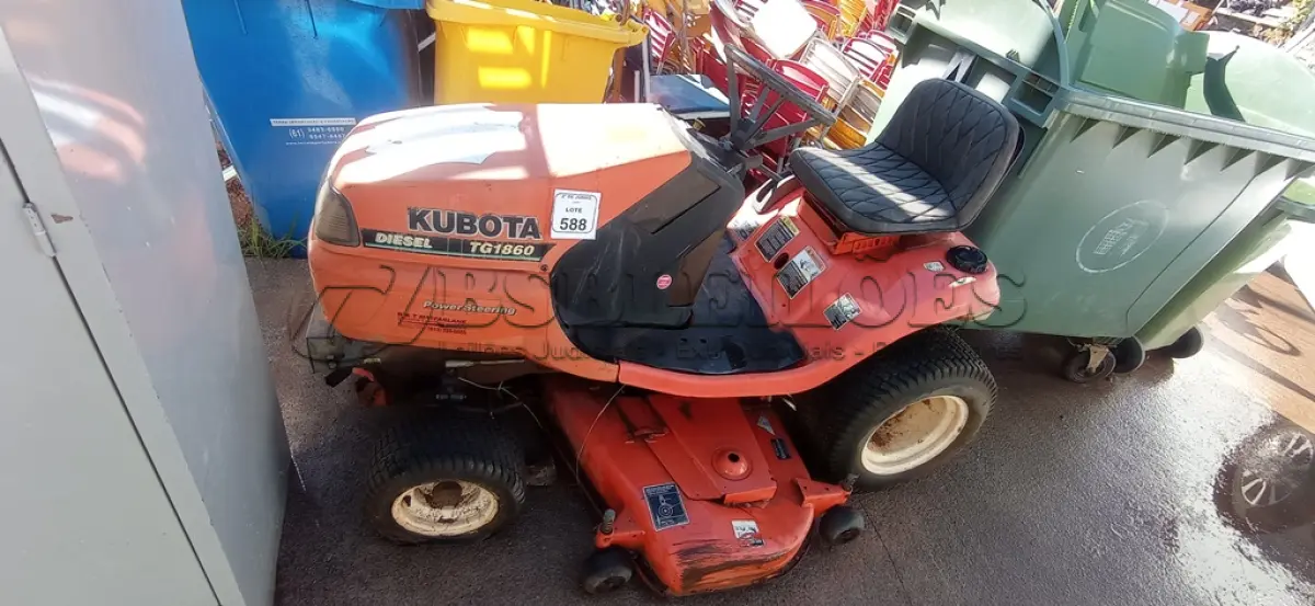 LOTE 588 - 01 TRATOR DE CORTAR GRAMA MODELO TG1860 MOTOR A DIESEL MARCA KUBOTA. (NO ESTADO) ATENÇÃO! FAZER A VISITAÇÃO ANTES DE ARREMATAR, NÃO SABEMOS SE FUNCIONA, LEILÃO NÃO TEM GARANTIA E NEM DEVOLUÇÃO, SUJEITO A POSSÍVEIS AVARIAS VISÍVEIS/OCULTAS E/OU AUSÊNCIA DE COMPONENTES.