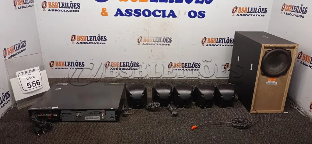 LOTE 556 - 01 HOME THEATER COM 06 CAIXAS DE SOM MARCA LG. (NO ESTADO) ATENÇÃO! FAZER A VISITAÇÃO ANTES DE ARREMATAR, NÃO SABEMOS SE FUNCIONA, LEILÃO NÃO TEM GARANTIA E NEM DEVOLUÇÃO, SUJEITO A POSSÍVEIS AVARIAS VISÍVEIS/OCULTAS E/OU AUSÊNCIA DE COMPONENTES.